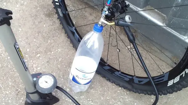 la méthode sans pompe pour gonfler une roue de vélo