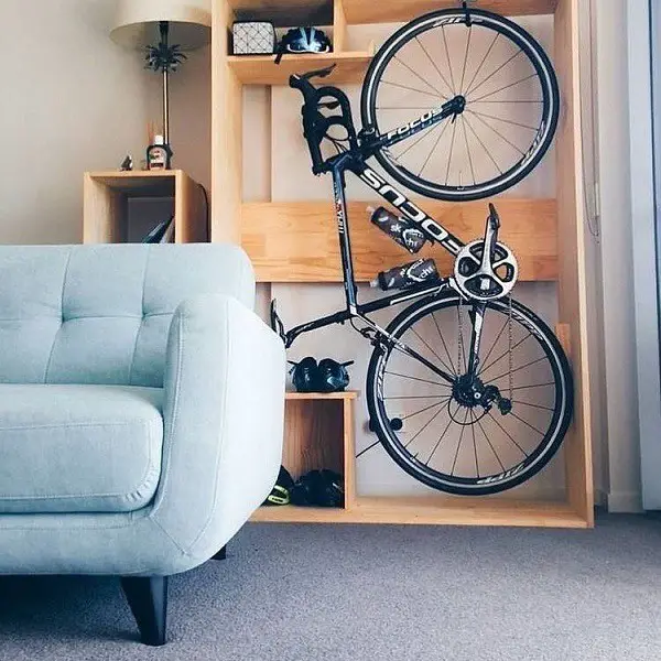 le rangement du vélo dans l'armoire