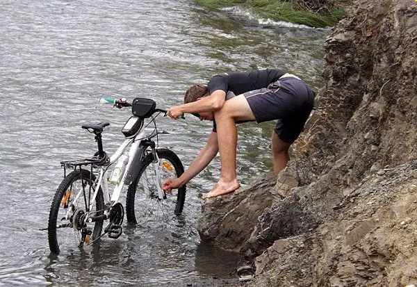 laver le vélo près de la rivière