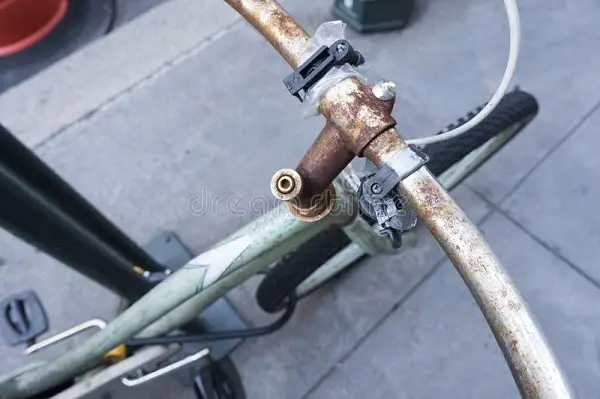 Inspecter le vélo pour détecter la rouille
