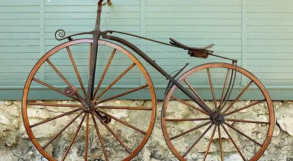 Histoire de la bicyclette - qui l'a inventée et en quelle année, croquis de la première bicyclette