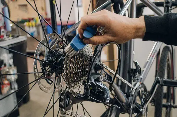 préparer la chaîne du vélo pour la saison
