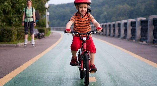 Comment apprendre à votre enfant à faire du vélo : règles de sécurité et conseils