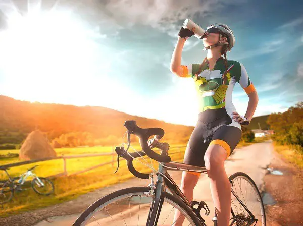 emportez une bouteille d'eau avec vous lorsque vous faites du vélo.