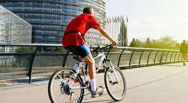 Comment conduire un vélo correctement sur la chaussée ?