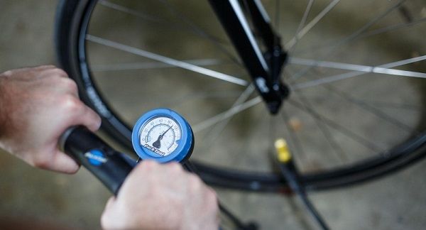vérifiez les niveaux de pression des pneus de votre vélo