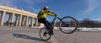 Comment monter sur la roue arrière d'un vélo : les manières de monter