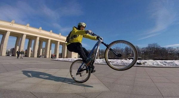 Comment monter sur la roue arrière d'un vélo : les manières de monter