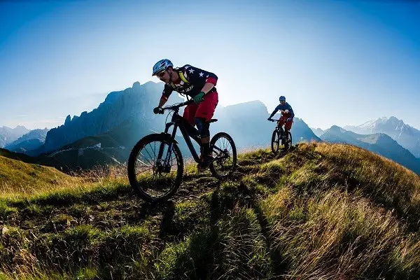 descente par deux cyclistes