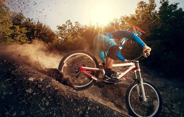 la vitesse de descente d'un cycliste