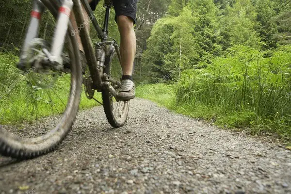 le freinage d'une bicyclette sur route mouillée