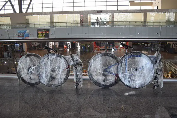 emballage du vélo pour le transport dans le train