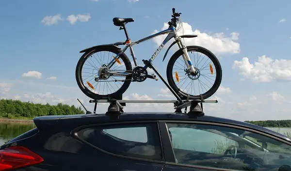 un vélo sur le toit de la voiture