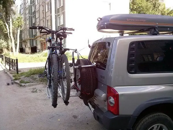transport d'un vélo sur la roue de secours