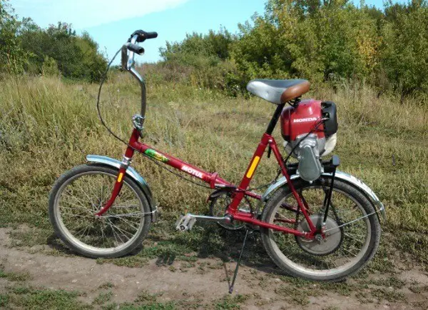 vélo avec un moteur de trimmer