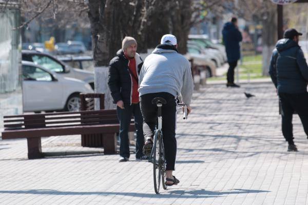 cycliste roulant sur le trottoir