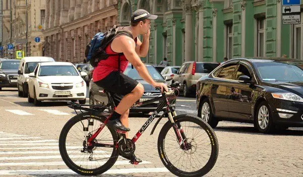 cycliste parlant sur son téléphone portable